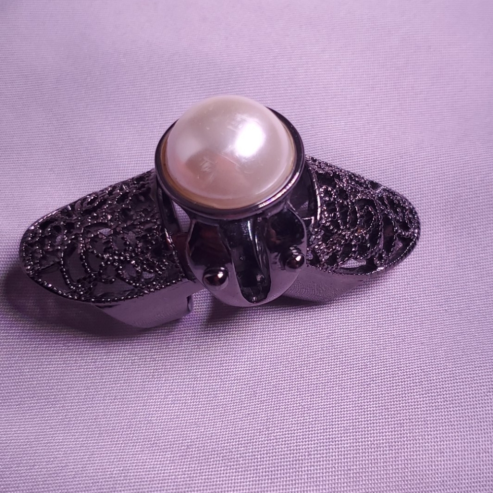 Pearl long knuckle ring